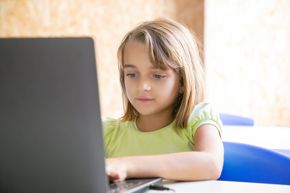 האם לימודי קוד מתאימים לילד בן 8?